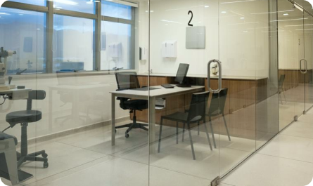 Consultório moderno com mesa e equipamentos