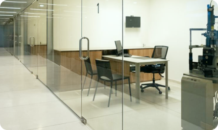 Corredor de vidro com equipamentos oftalmológicos