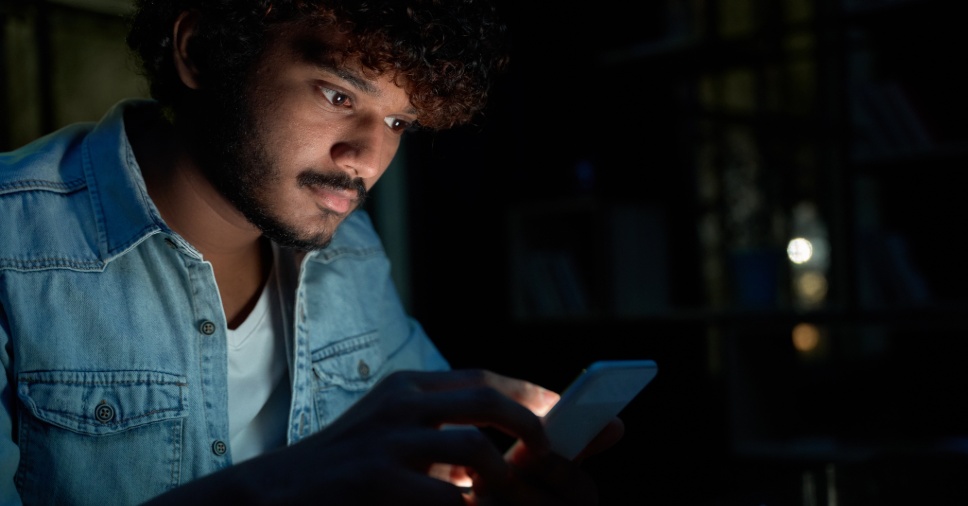Telas e saúde ocular: como a luz azul afeta os olhos!