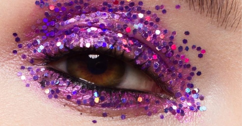 Cuidados durante o carnaval: pode usar glitter normal no olho?