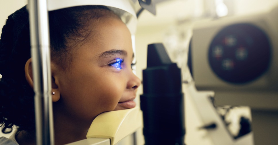 Criança realiza exame preventivo para identificação de reflexo branco no bebê.