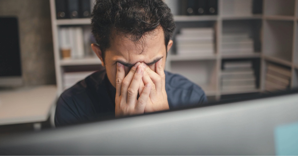 Close de trabalhador com fadiga ocular devido à síndrome da visão de computador