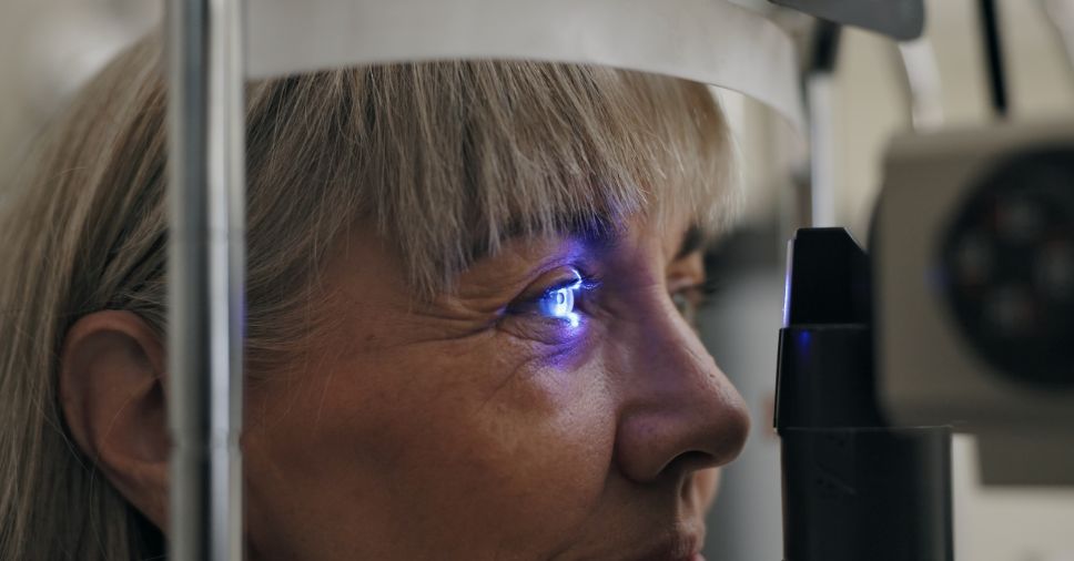 Paciente em lâmpada de fenda para avaliação e controle da pressão intraocular